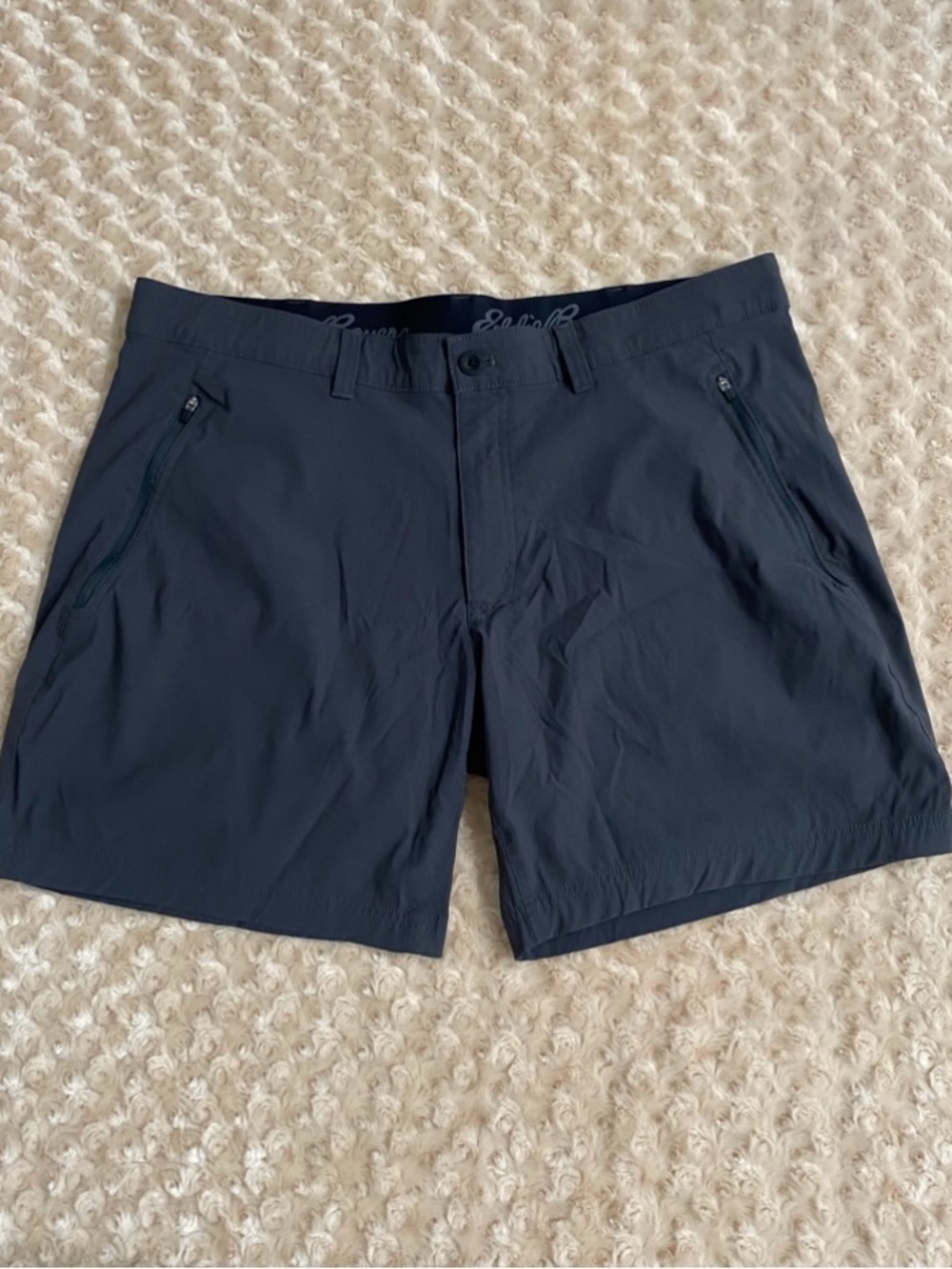 Eddie Bauer Horizon Guide Wander Men Shorts feature a sleek, lightweight size 40